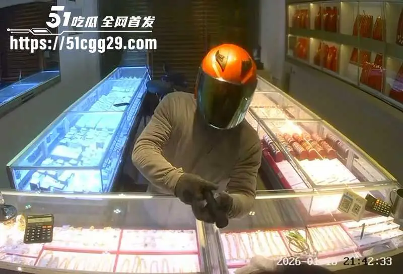 福建平潭依强金店发生惊天劫案!电光石火七分钟 200万金饰瞬间抢走 内部案发监控流出 帧帧惊心动魄! 图2