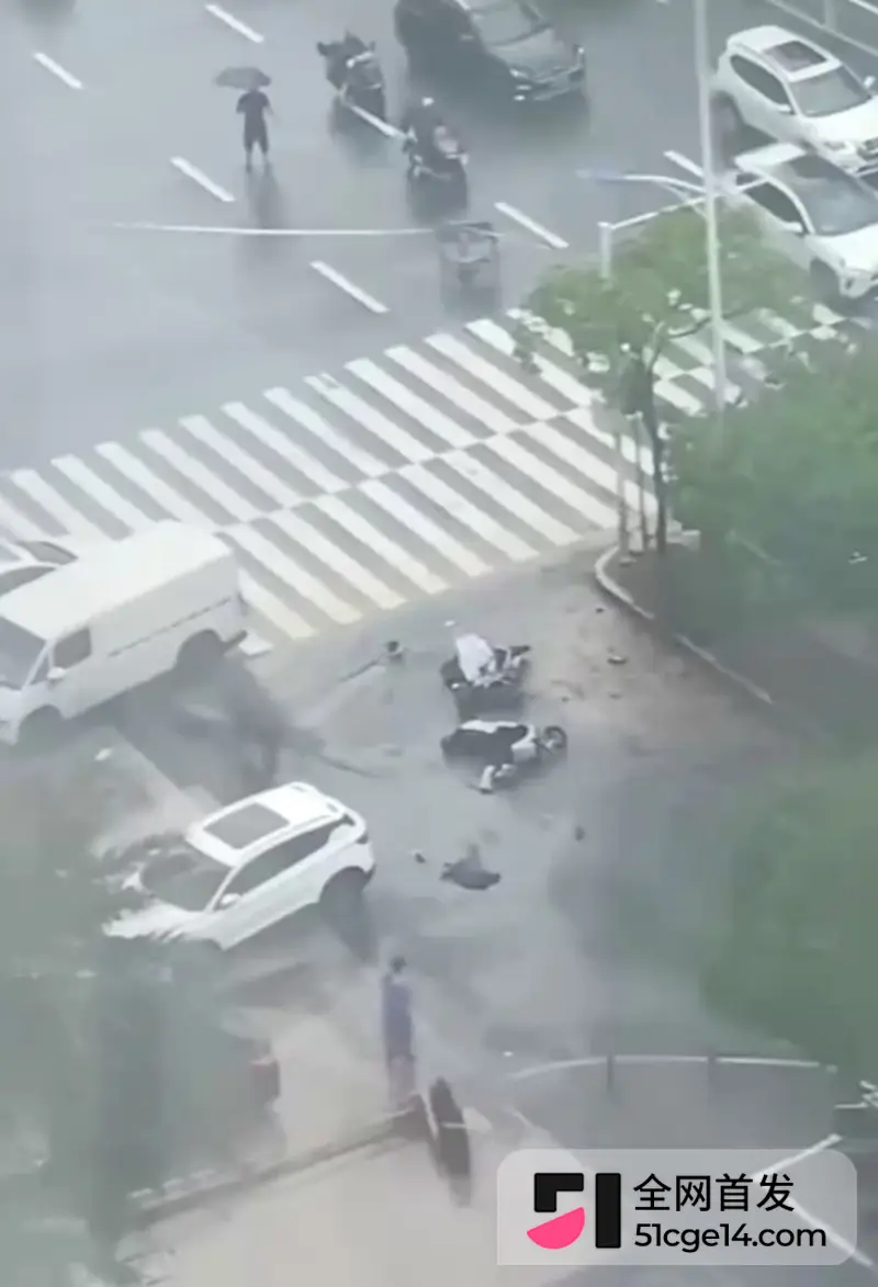 福建宁德突发疯牛狂奔事件 多车被撞受损 全网玩梗铁扇公主跟猴哥私奔 气疯绿帽牛魔王 图7
