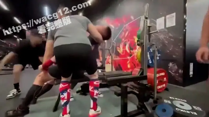 震惊 某健身房视频传疯了 壮汉在健身时候造百斤杠铃压喉50秒无人问津帮忙 不知道后面还有救吗 图5