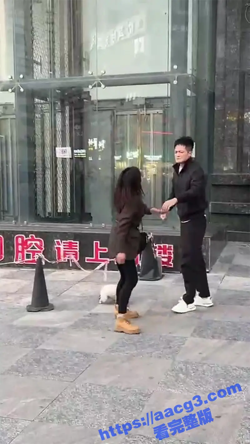 重庆博雅康口腔门口 原配小三撕逼大战 女主抓住小三疯狂扯头发 这原配也太强势了 图5