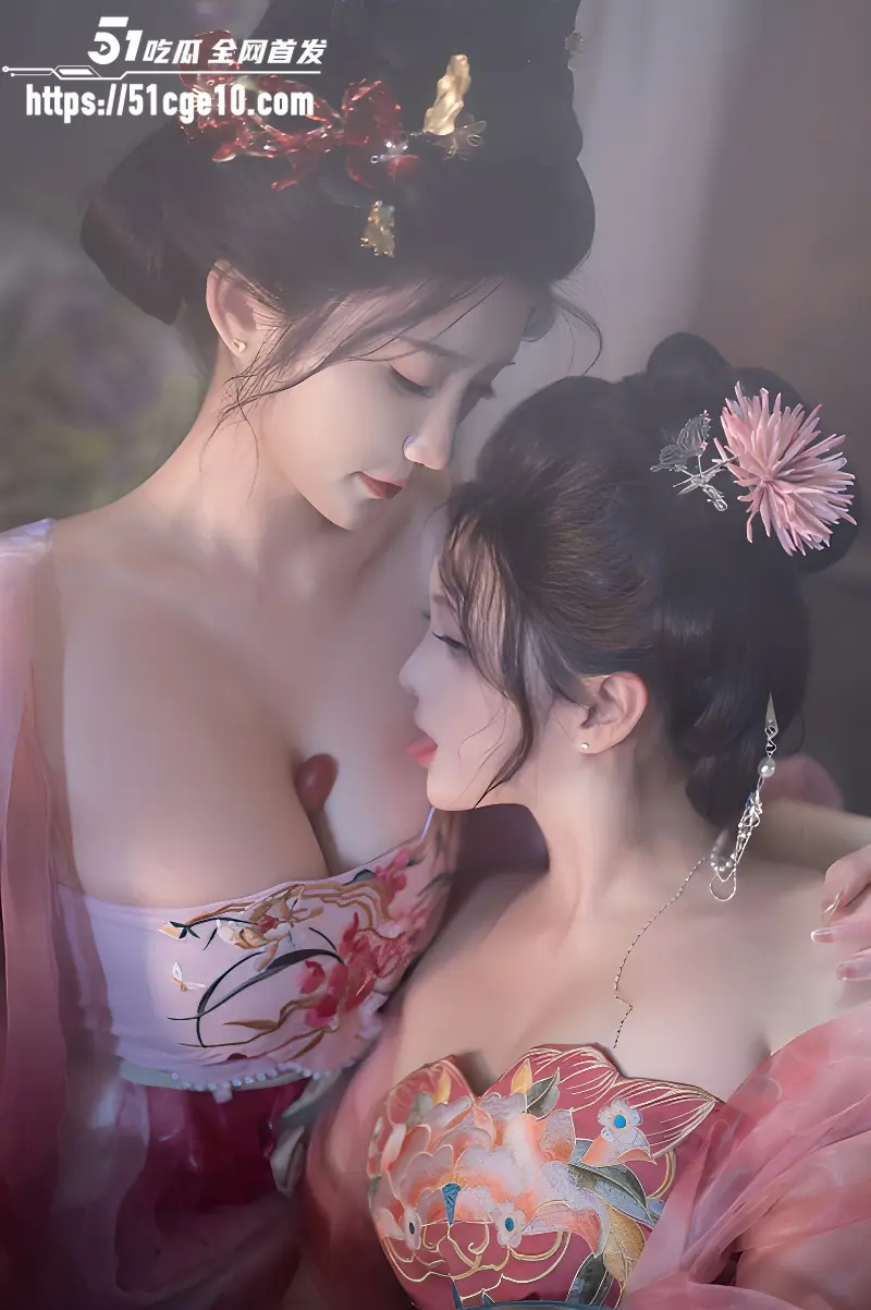福利姬 星澜 与 Natsuko夏夏子 大尺度双人写真 古风妆造巨乳摇晃 互相抚摸香艳无比 图1