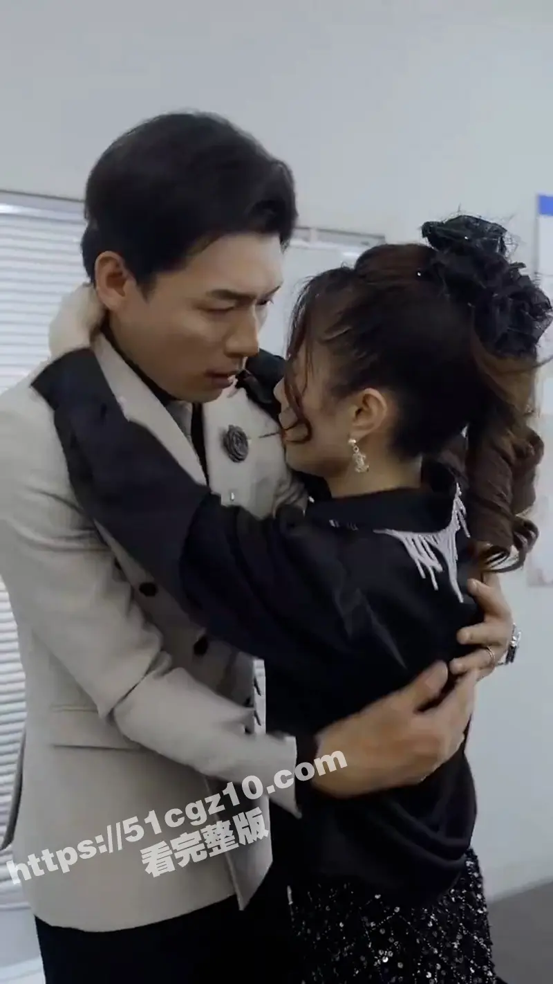 每日短剧《歌手2024之天王归来》酒吧驻唱周明遭明星女友背叛 却意外穿越回到2006年！ 图8