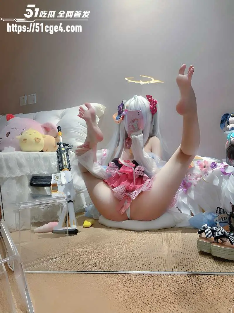 高颜值coser 水梓黑切讷 萝莉装白丝美腿顶级诱惑 美腿玉足模拟足交姿势太骚太顶 图1