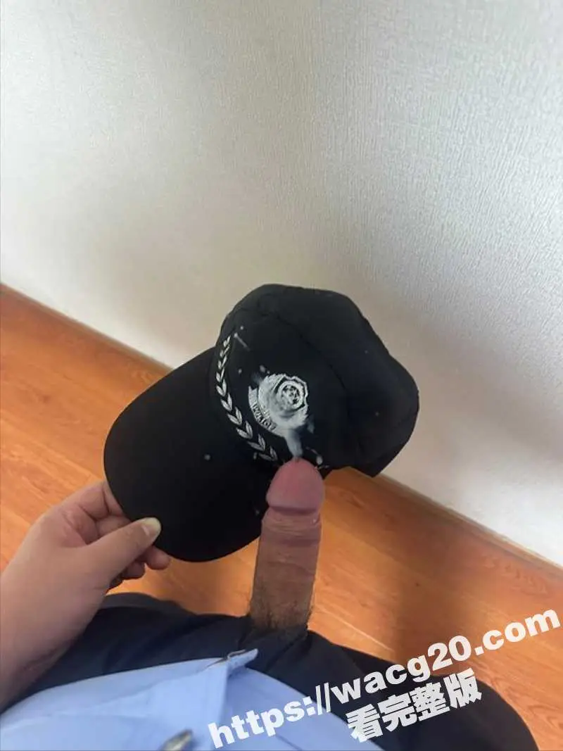 推特派出所淫魔 偷拍女警和大量性爱视频 高冷女警私下也是骚货 穿警服口交后入不堪入目 图2