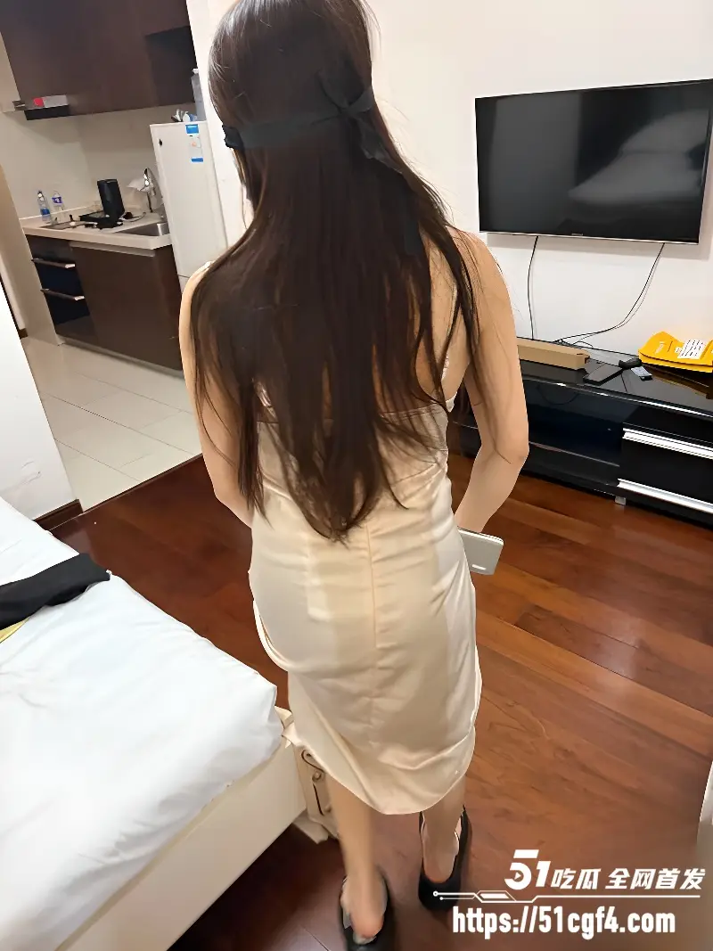 海角乱伦大神 大宝大宝贝儿 妈妈吵架后酒店穿个吊带诱惑 忍不住就把她给强上了 图1
