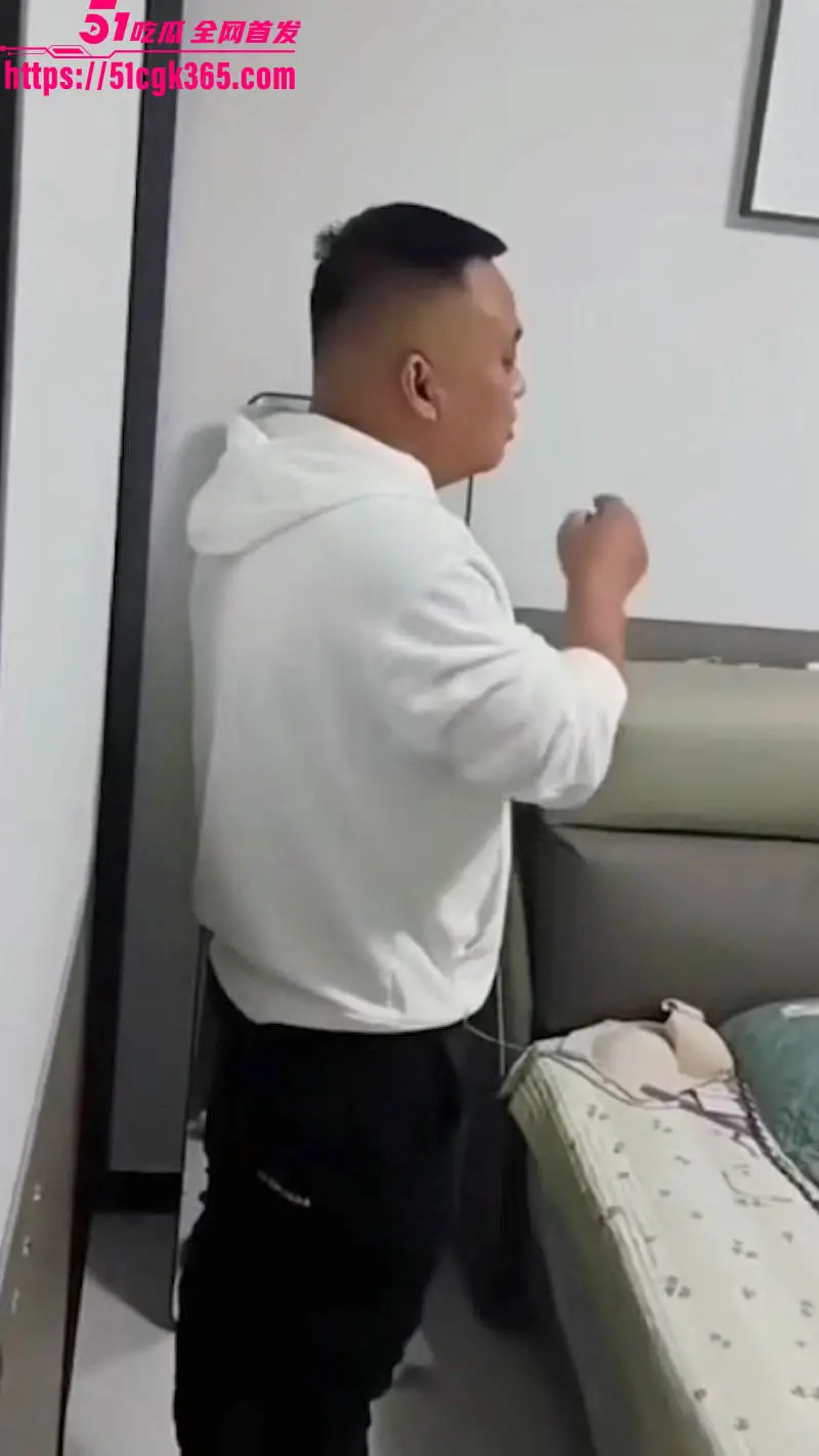 安平公园怡景城小区 22分钟完整版抓奸大瓜 男小三在家爆操绿帽男老婆爆火抖音！ 图1