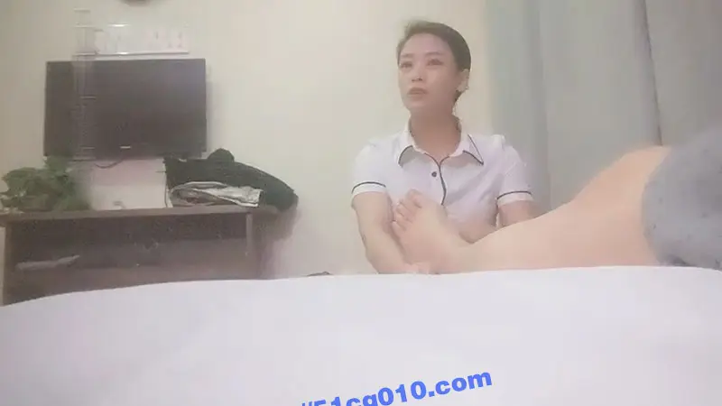 换妻探花之按摩店勾引 32岁D罩杯温婉的良家少妇 按摩师 套上黑丝共享鱼水之欢! 图1