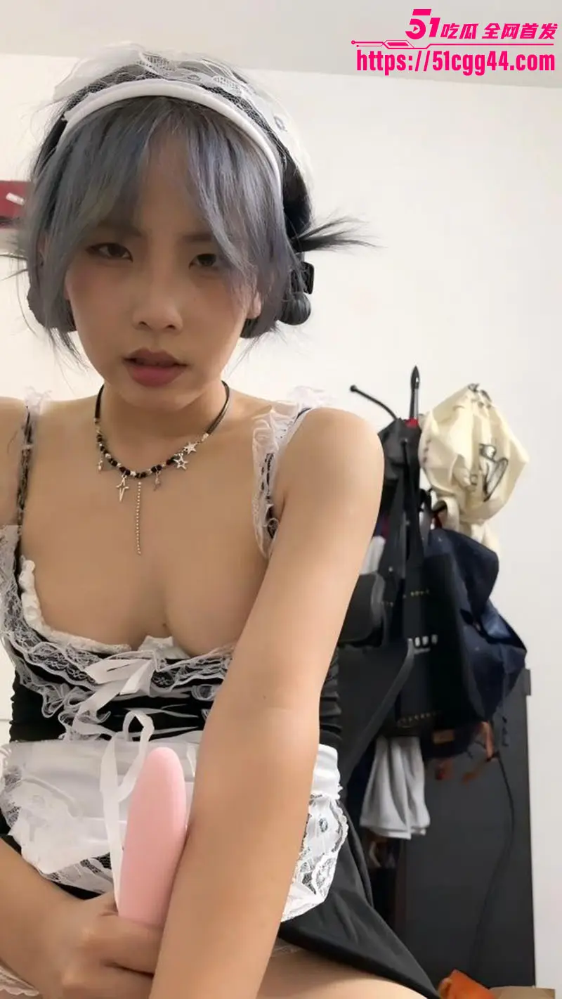 超极品反差女神 黄心怡 私密视频 身着黑色蕾丝女仆装露脸口交各种姿势狂干 骑乘时边插边震 骚浪到失控! 图1