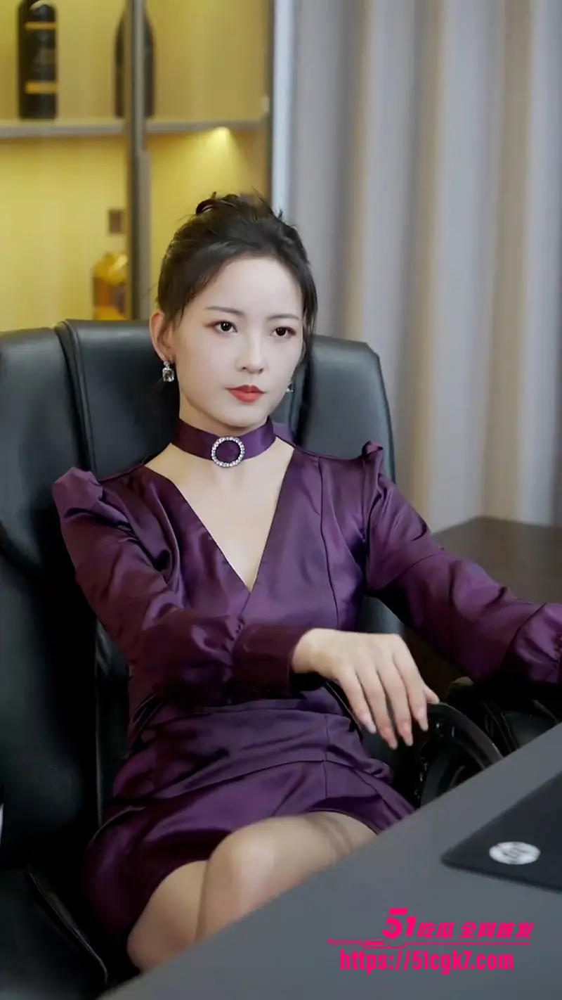擦边短剧《重生传奇》我一天到晚都在想着怎么赚钱给老婆花 可她却已经跟我不是一路人了 伤透心的我重生后身边美女如云! 图3