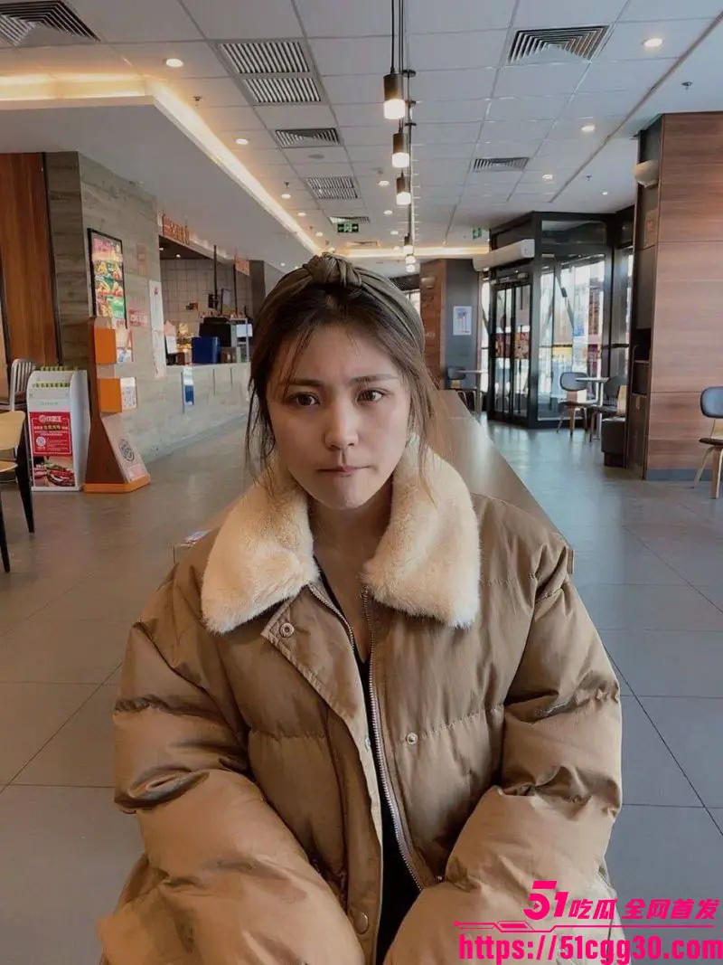 柳州老表一分钱没花勾搭辍学大奶妹!四天聊骚直接开房操逼 跪地口交技术一流 女上骑乘主动摇臀套弄! 图1