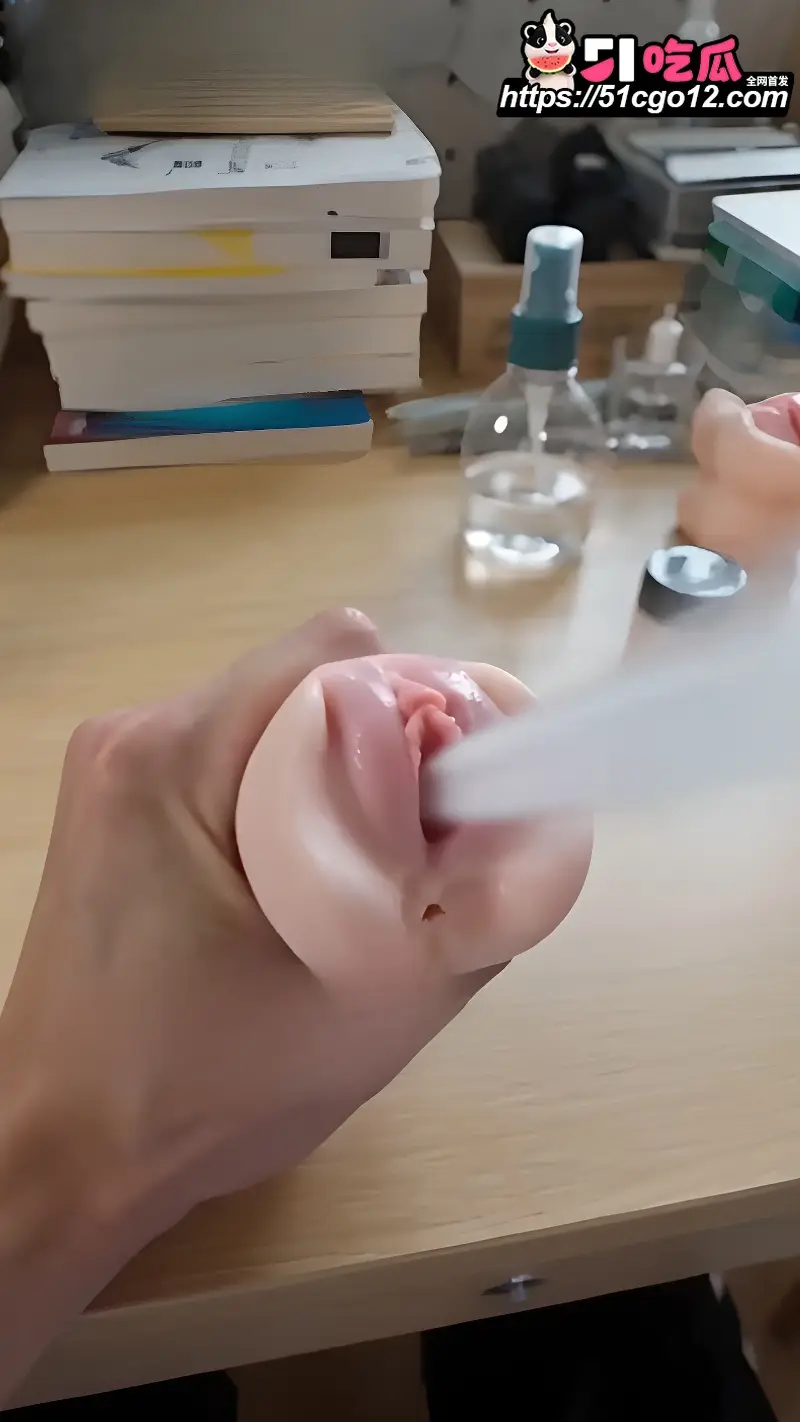 AI成人短剧 失踪的飞机杯 第4集 儿子玩飞机杯 巨乳母亲居然喷水了! 图6
