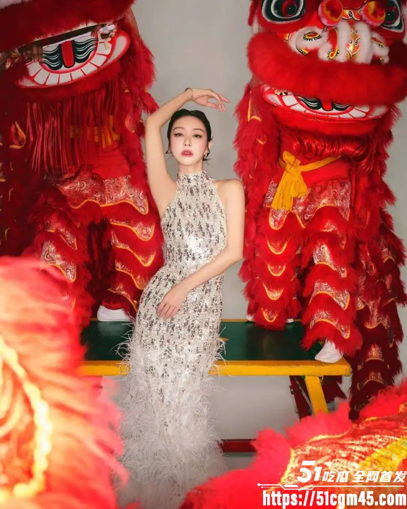 视频里的眼神太骚了 薛凯琪《热烈欢迎》不老神颜在线 媚骨媚态反差拉满 图2