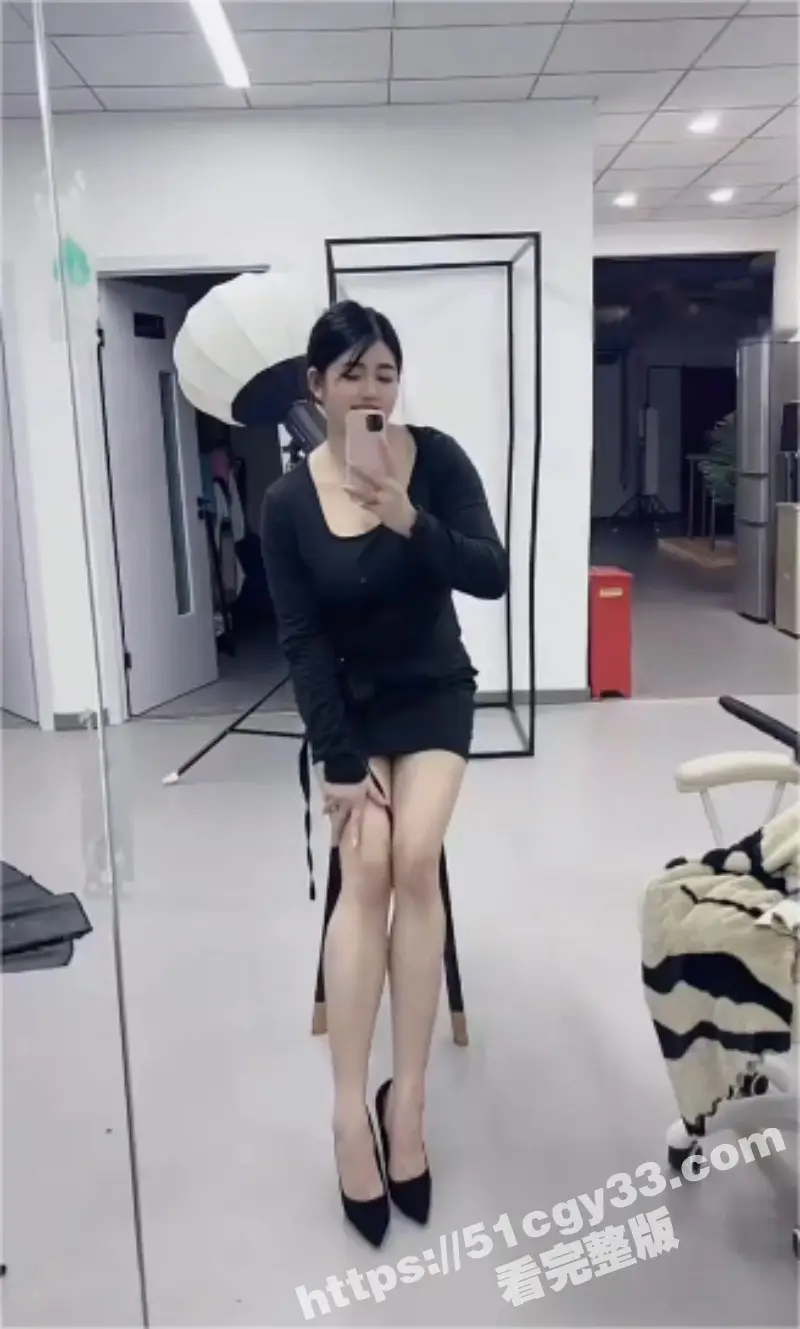快手巨乳精神小妹 饭冰冰 金主定制私拍曝光 揉奶搓穴尽显骚态 身材丰腴肉感十足! 图2