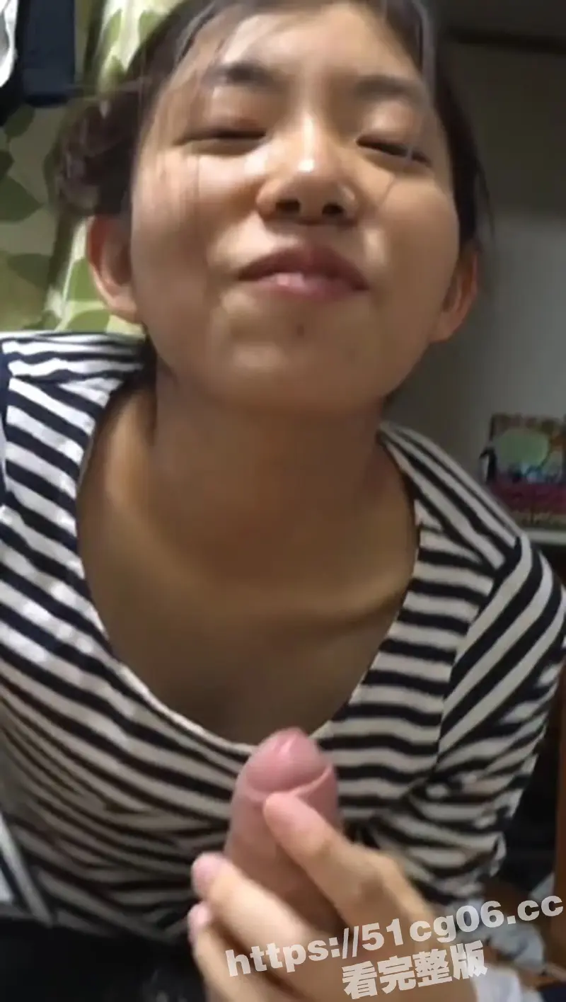刚毕业的少女厂妹 颜值清纯的极品美女 小小年纪口交技术一流 口爆后直接吞精 玩的真花花啊 图7