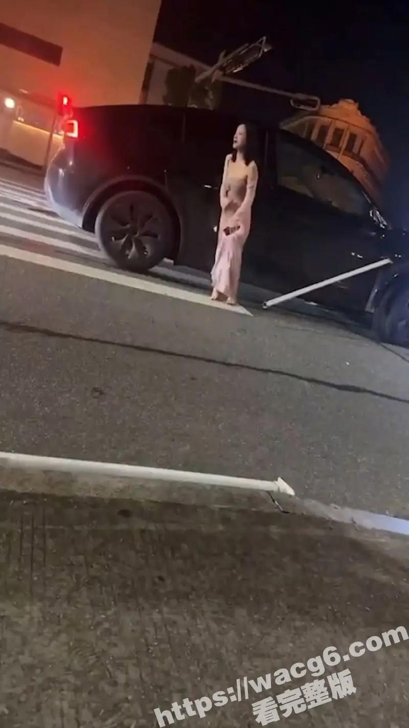广东小仙女怒撞防护栏情绪失控 怒怼围观群众 如果我不锁死 要把你们全部撞死！ 图5