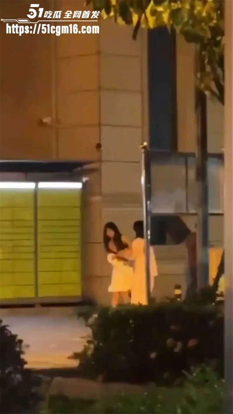 东莞上沙中山北路车震抓奸 老公跟小三在车里疯狂做爱 老婆收到预警直接杀到现场 撕逼开打! 图2
