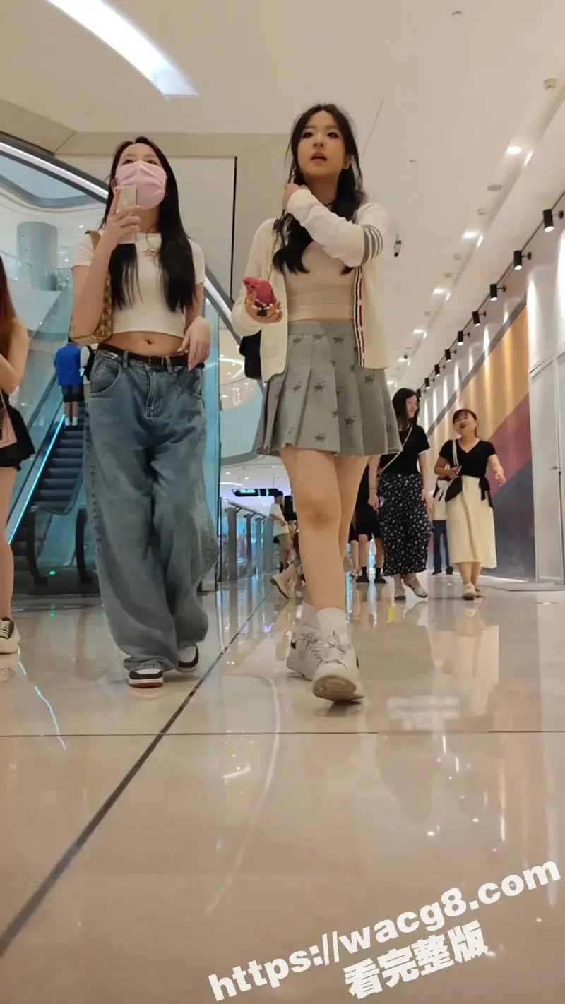 偷拍大神街头尾随 抄底性感连衣裙黑丝美女 身材很棒颜值超高的小姐姐 灰色丁字裤一看就是内骚型的 图6
