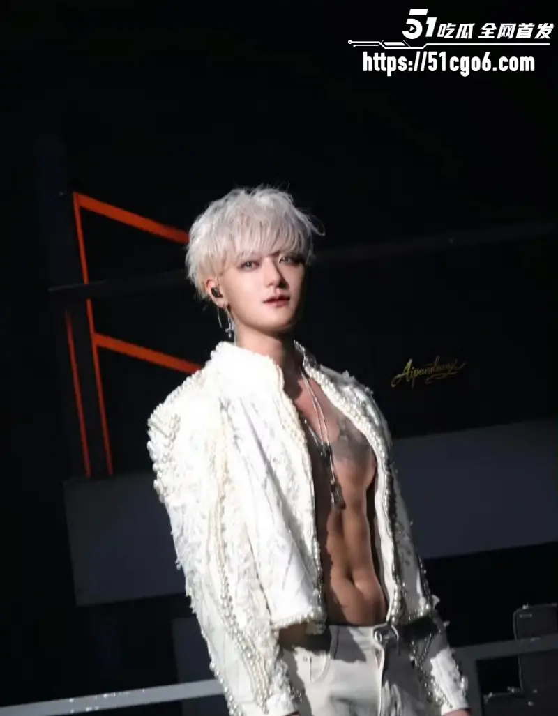 顶流男星 黄子韬 成都演唱会翻车 全程裸身热舞 拉链竟然不拉 难道天热在遛鸟? 图2