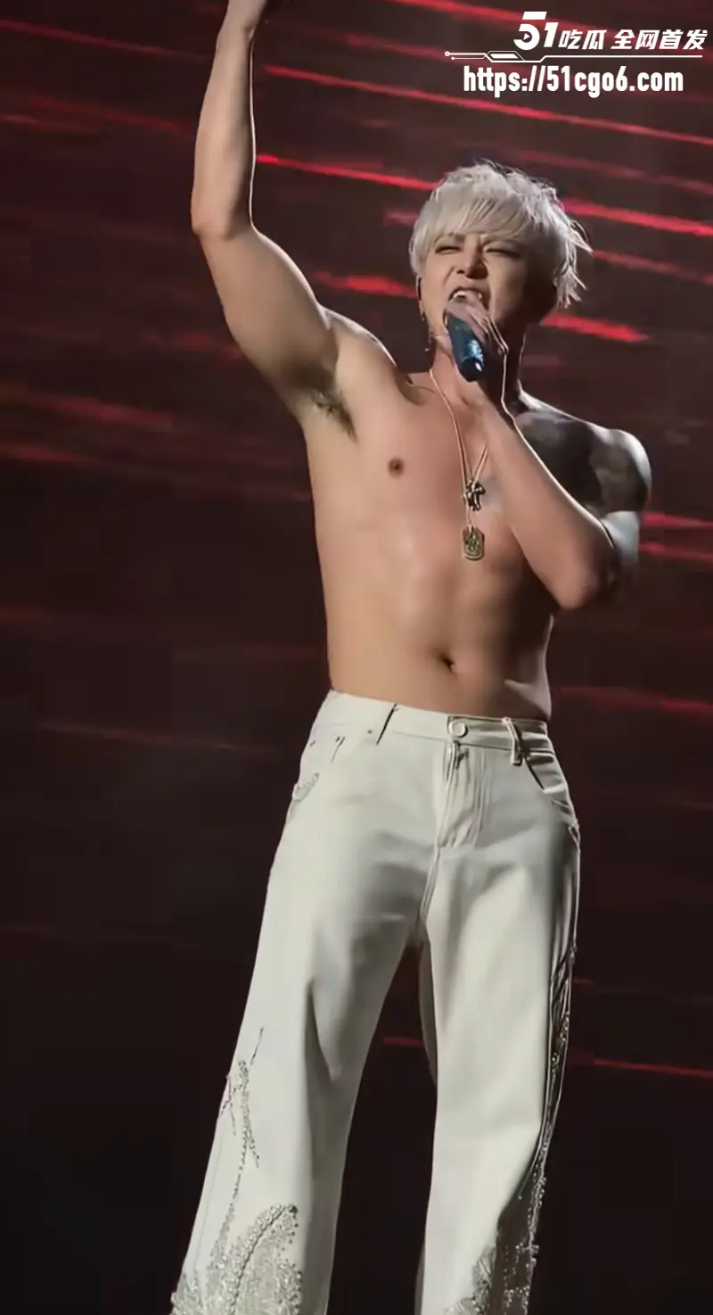 顶流男星 黄子韬 成都演唱会翻车 全程裸身热舞 拉链竟然不拉 难道天热在遛鸟? 图3