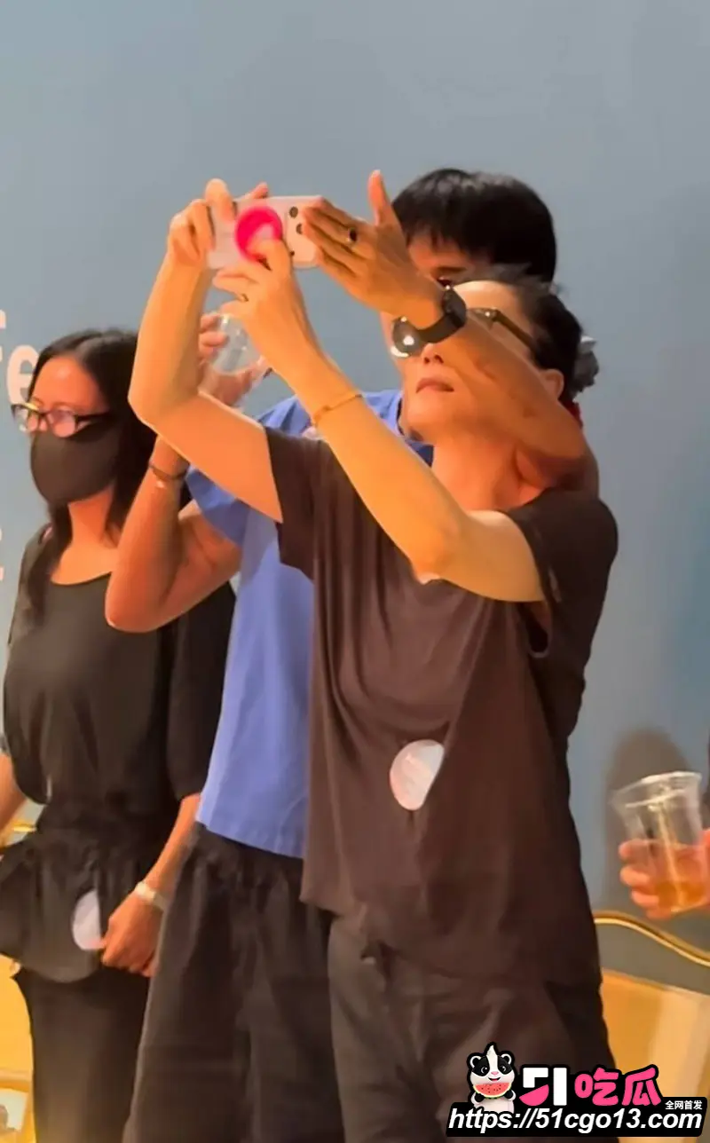 王菲男闺蜜 Ryan 音乐节当众性骚扰 陈粒 强行搂抱咸猪手 当场竖中指硬刚 图25