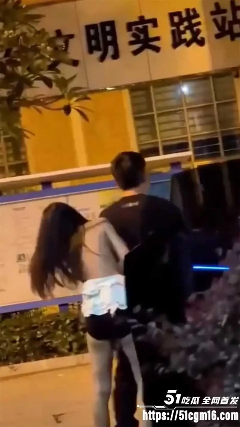 东莞上沙中山北路车震抓奸 老公跟小三在车里疯狂做爱 老婆收到预警直接杀到现场 撕逼开打! 图6