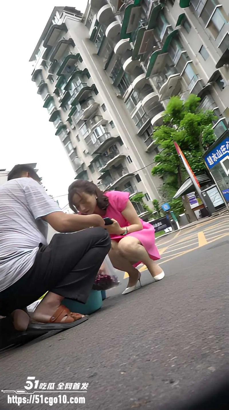 顶点大师 街拍抄底多位美女 熟女辣妹裙底一览无余 近距离特写骚内肥臀美景 图3