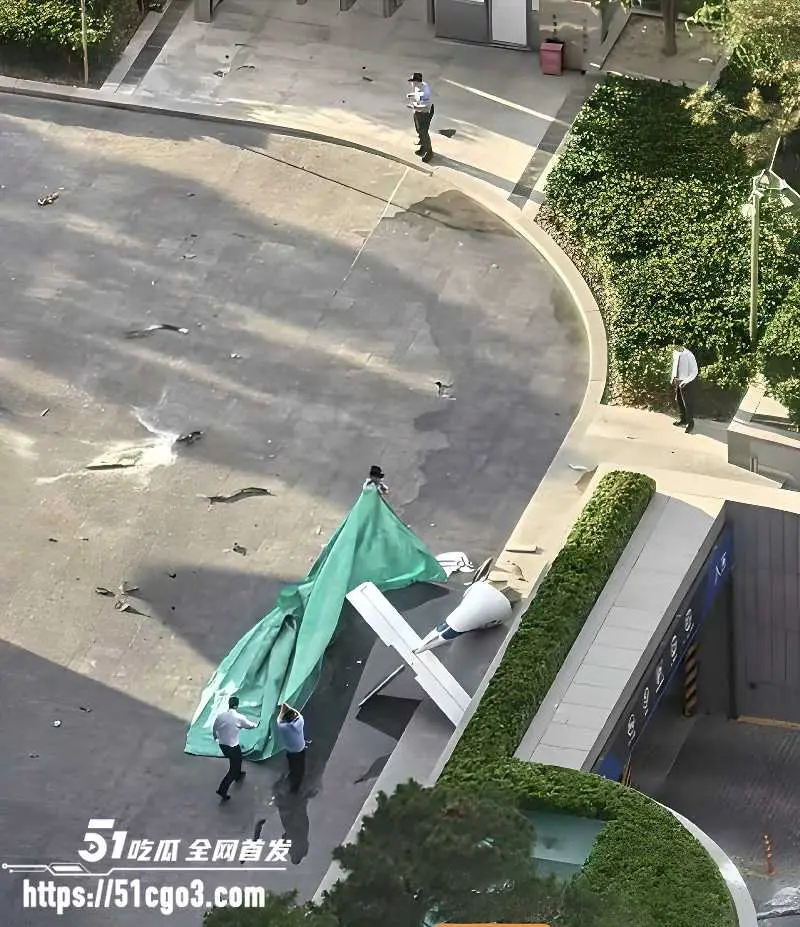 北京中国尊 小型飞机撞击事故 大楼高层被撞出窟窿 碎片坠落街头 警方紧急封锁! 图10