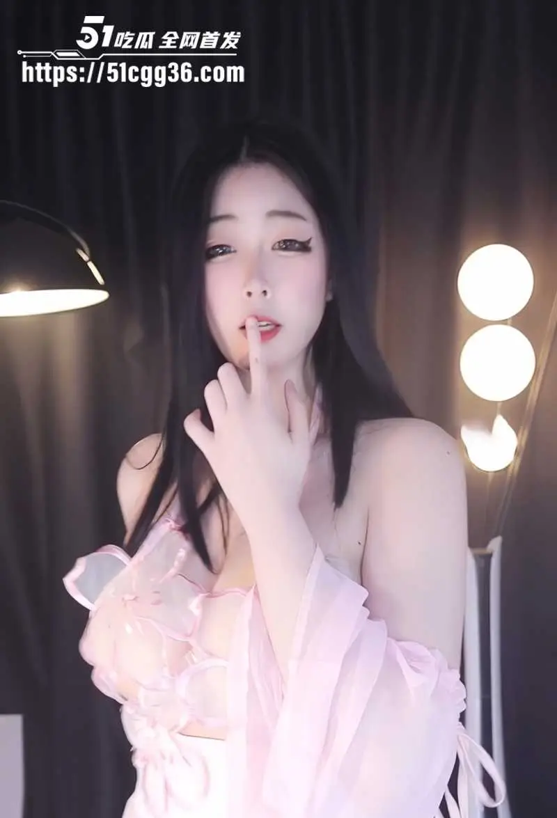 巨乳女神 66睡不醒 私定裸舞合集 从西域舞娘到性感淫猫 巨乳弹跳如兔子乱窜 风格百变骚度层层飙升！ 图3