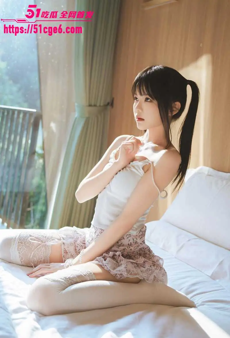 甜心女神 樱桃喵 春日碎花写真 蕾丝吊带勾勒蜜臀 阳光撩拨甜欲肉体 暗藏万千媚意 图5