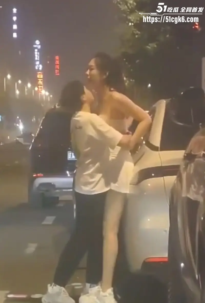 女同吵架变脱衣秀!矮女怒吼“衣服我买的”高个美女直接脱光秀神级身材 现场观众可是大饱眼福了! 图2