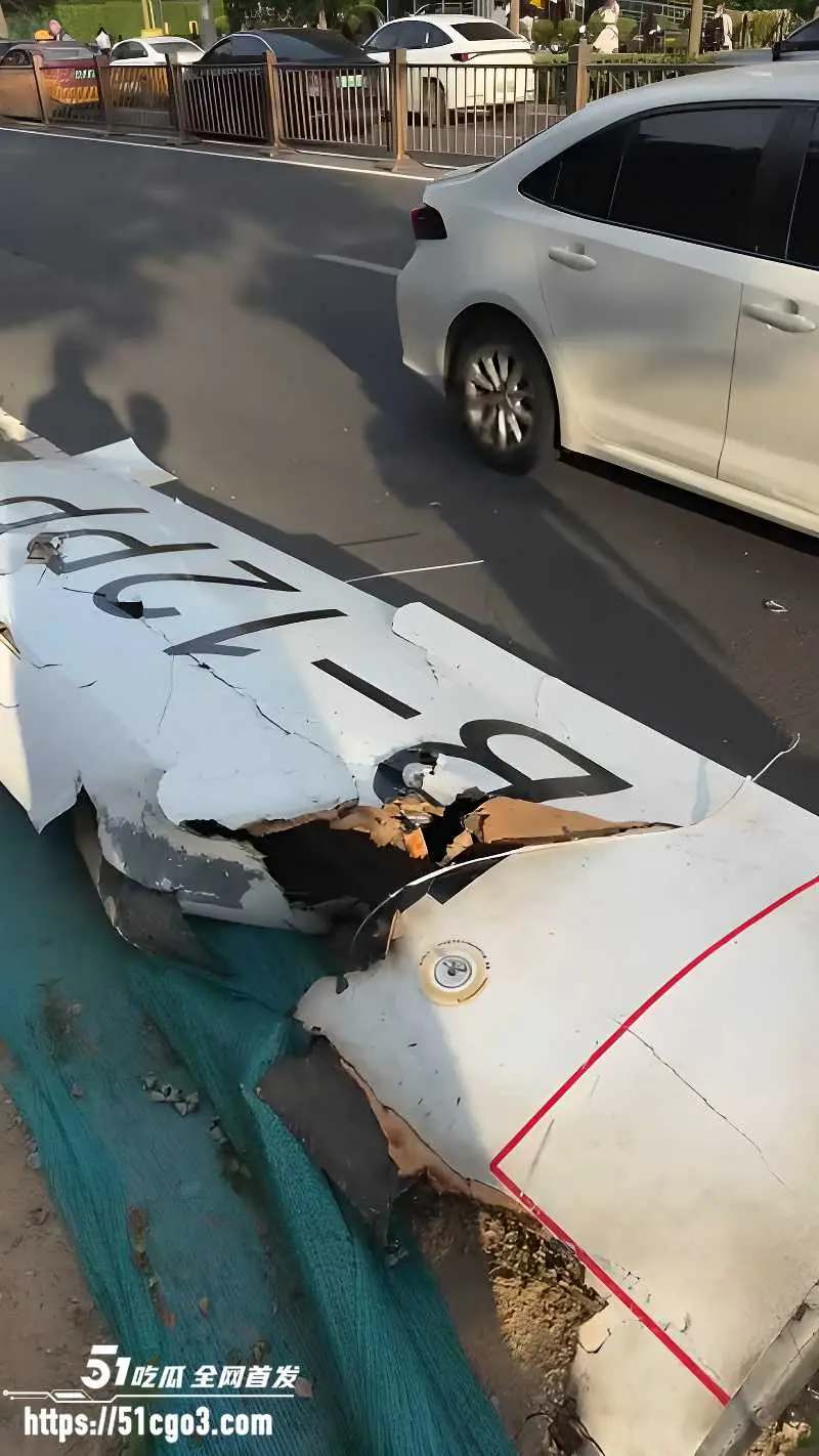 北京中国尊 小型飞机撞击事故 大楼高层被撞出窟窿 碎片坠落街头 警方紧急封锁! 图9