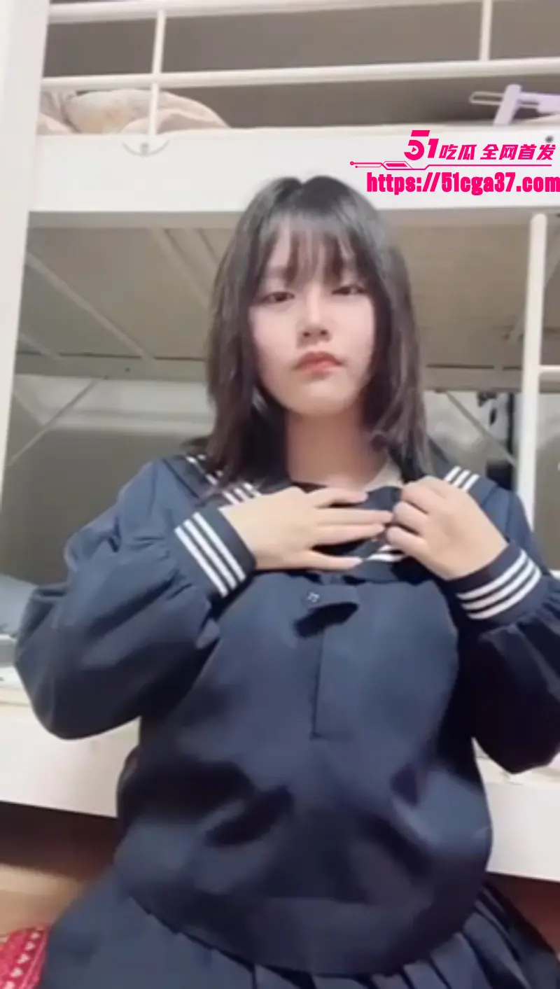 日本女子高校微胖眼镜妹 自曝大量不雅视频 粉嫩馒头穴水润多汁 美乳挺翘圆润诱人! 图1