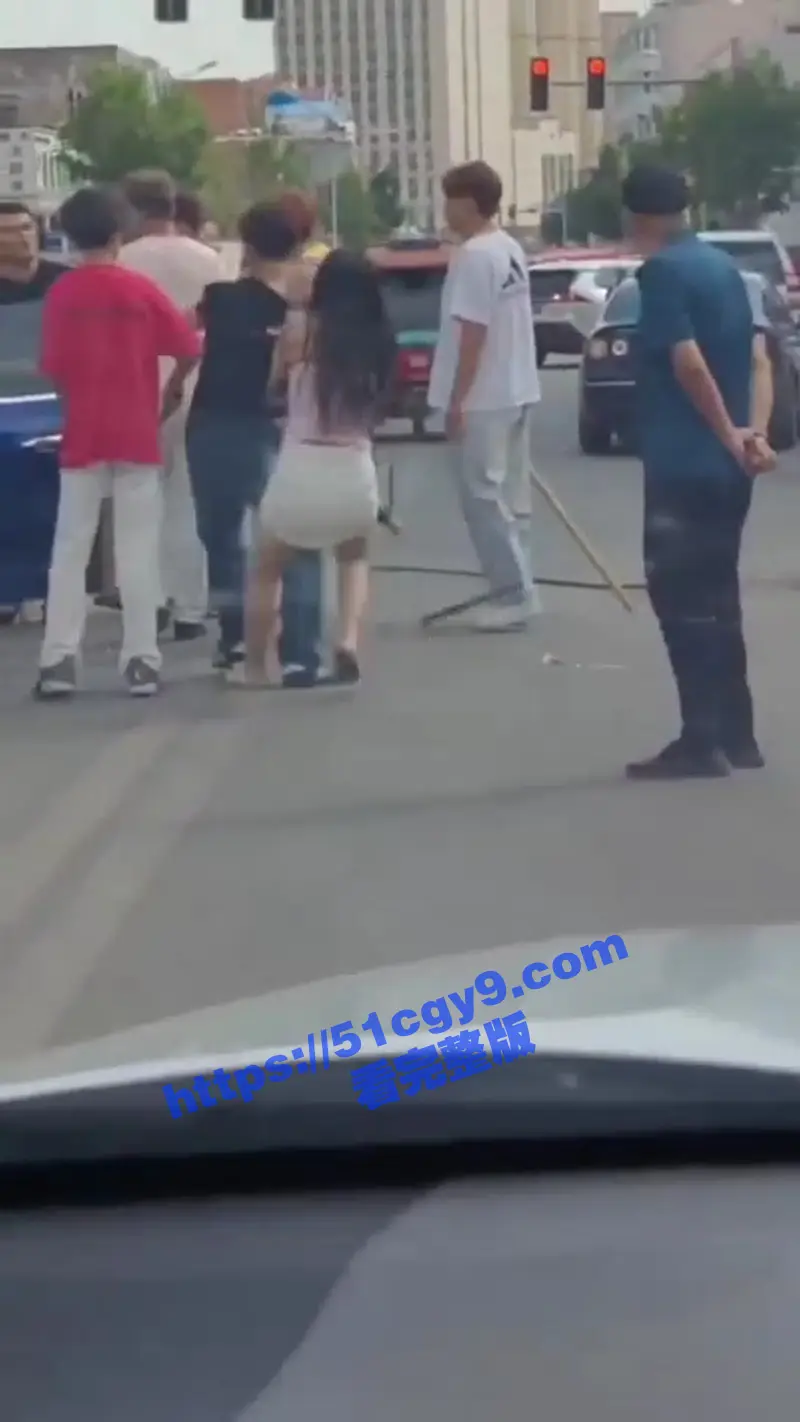 玛莎拉蒂车主一VS七 被打的血肉模糊倒地不起 蓝色不死鸟也有折翼之时! 图4