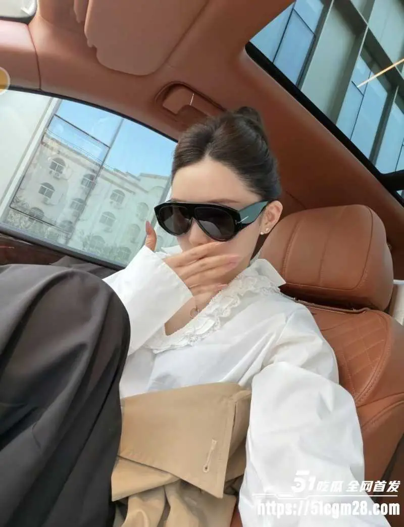 上海真实夫妻泄密 良家少妇母狗式趴着后入 小屁屁狂颤操着贼爽! 图3