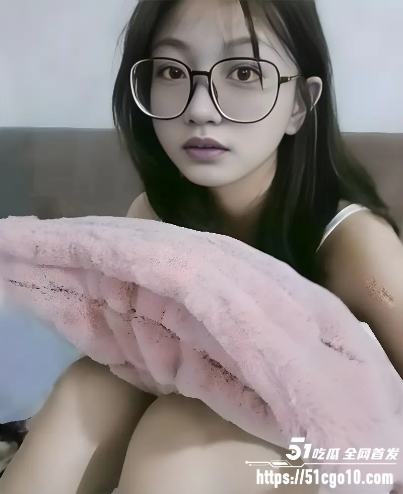 眼镜学生妹全裸自慰私拍 全方位展露美乳嫩穴 揉奶发骚表情清纯诱惑 图2
