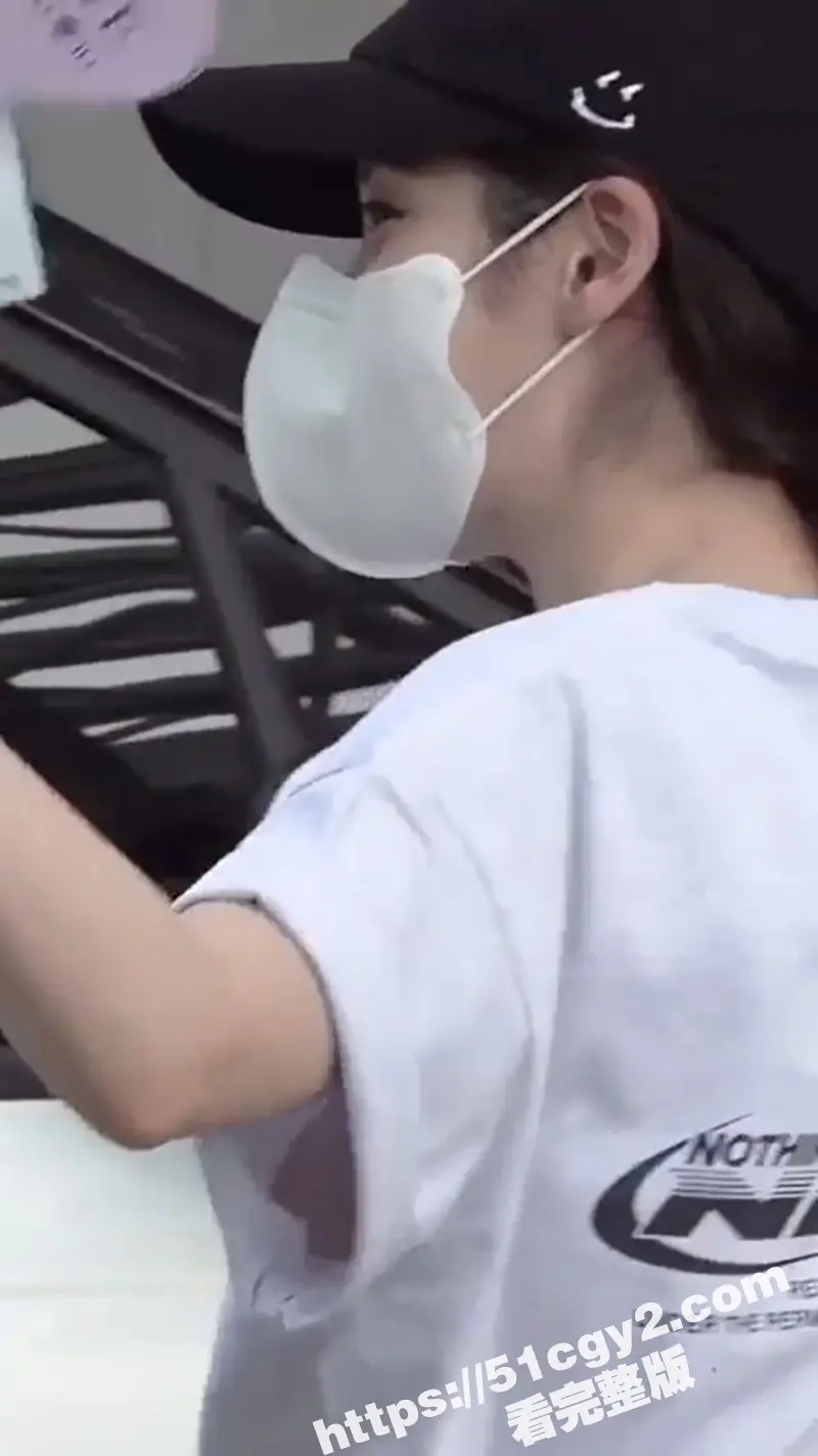 韩国歌手IU 李知恩 袖口疑似走光露奶 狗仔拍摄技术是真的强 挺拔的奶子一览无余! 图4