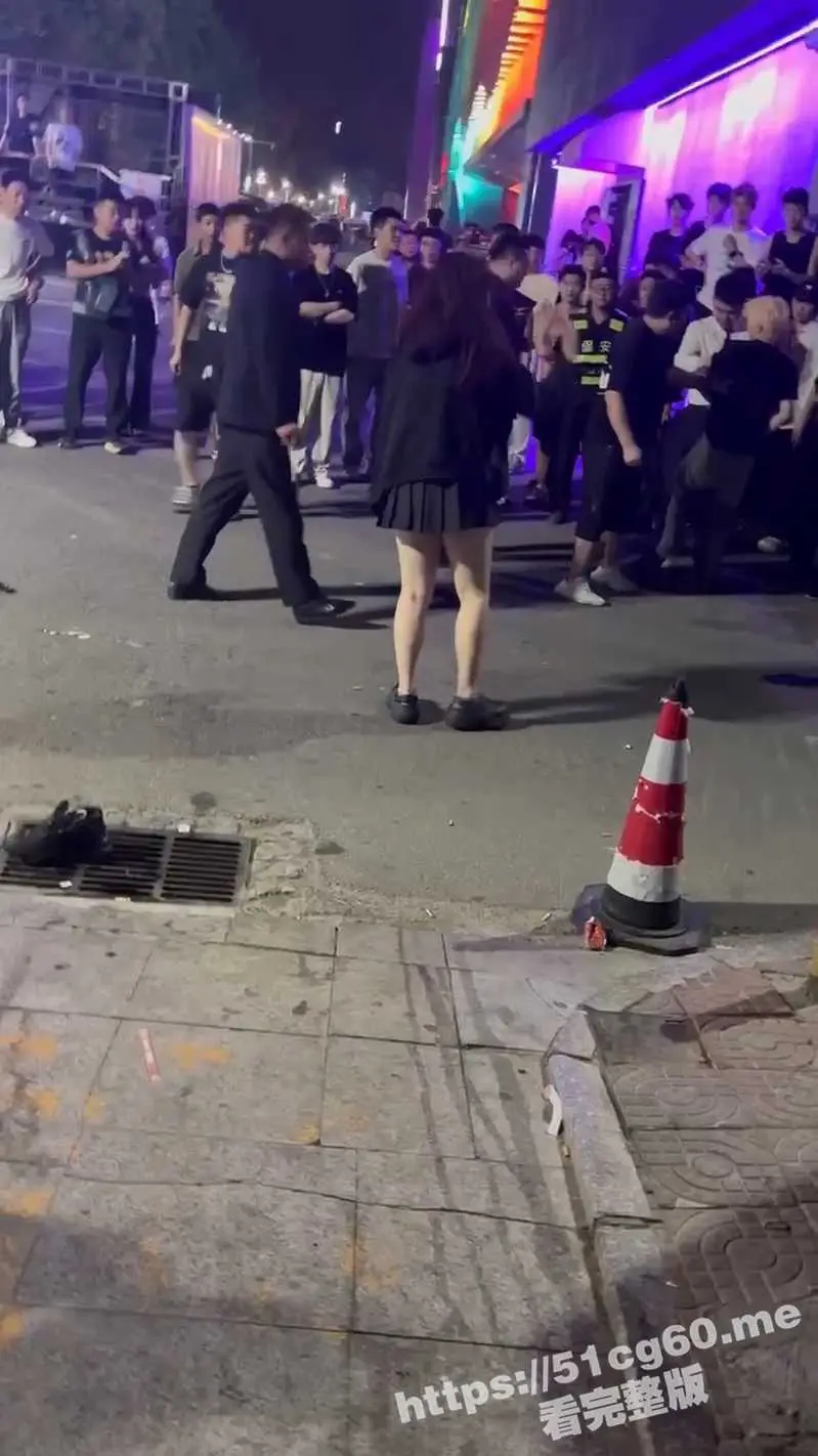 天津工体小仙女暴揍细狗 小坦克把男人按在地上狂锤 太猛了! 图5