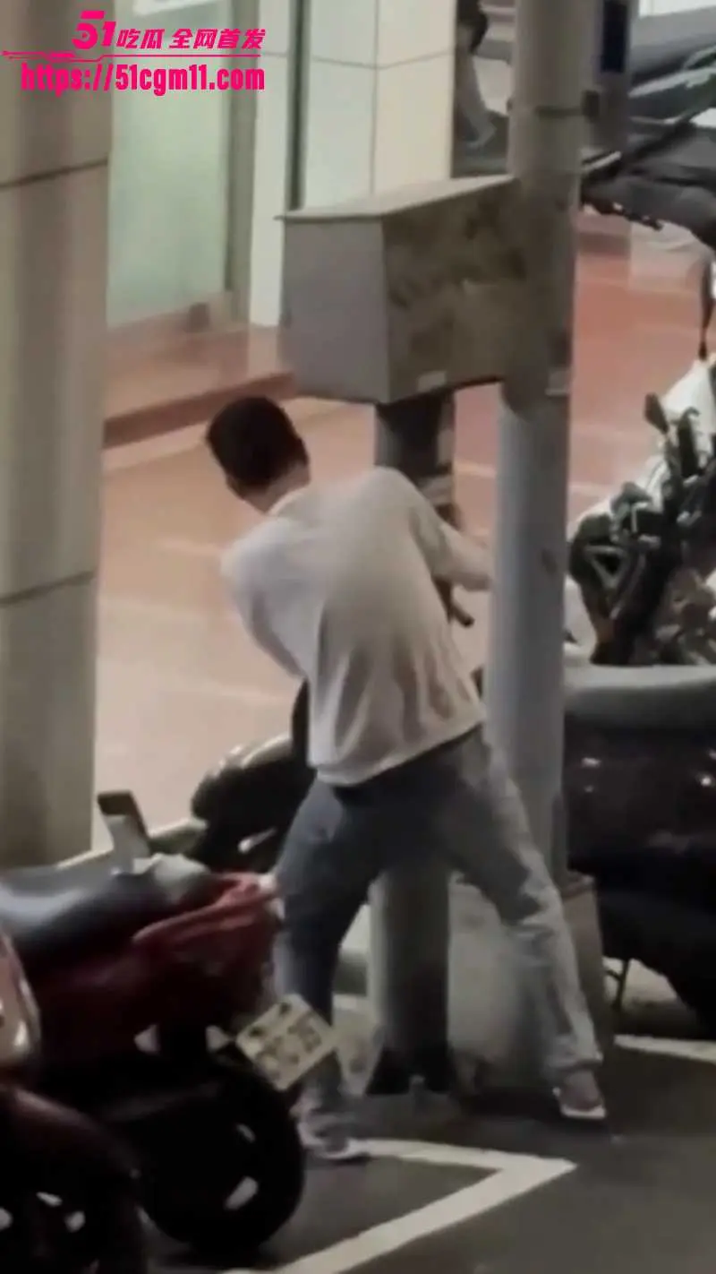 性压抑精神小伙 路边狂日电线杆 还发出怪异淫叫 奇葩画面直击笑点 这哥们儿到底憋了多少? 图3