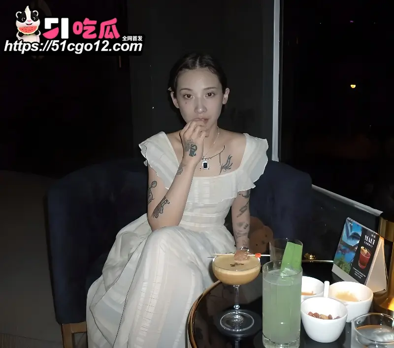 精神小妹 lugavhoney 拍摄写真惨遭摄影潜规则 深喉口交打桩爆操 浓精射满美乳！ 图2