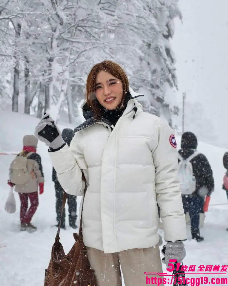 泰国知名女星 Kana 被巨丑修理工骗婚 冒充高官送假金求婚 伪造与总理的聊天记录 揭发后男方警局跳楼! 图1