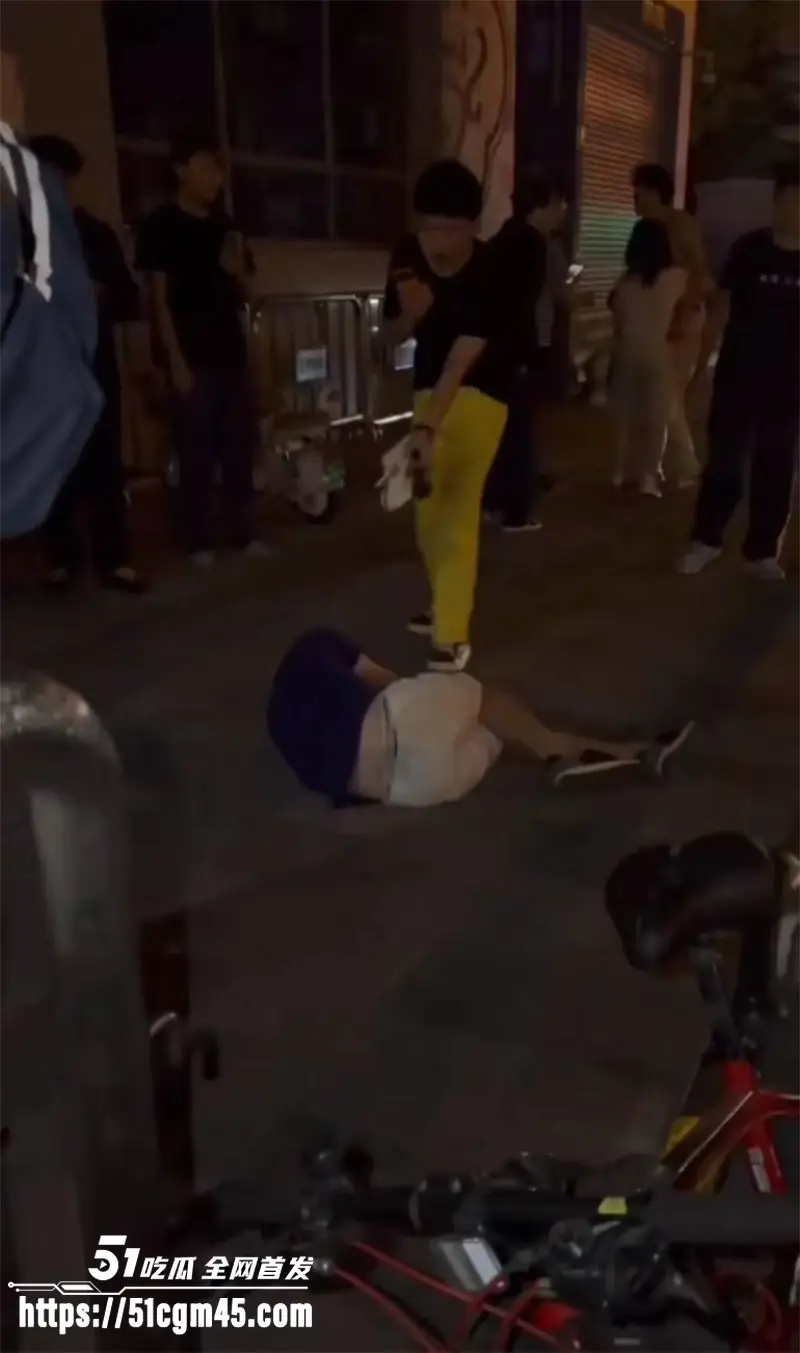 徐州精神小伙暴揍俄罗斯老外 苏宁广场辱华惨遭群殴 这才是我们该有的血性 图5