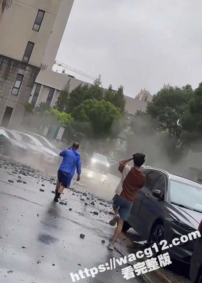 台风天意外收获！狂风暴雨中小情侣窗前激战被抓拍！台风来袭也就只能在家打打炮了 图2