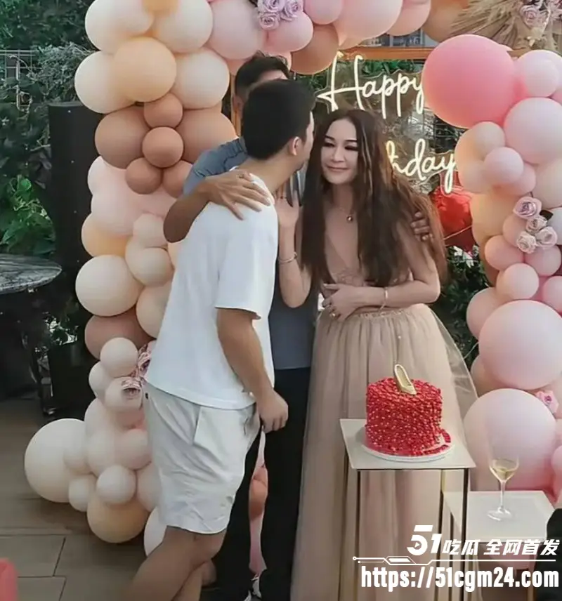 香港知名艺人 温碧霞 59岁生日现场遭养子强吻 当众暧昧乱伦毫无母子界限！ 图2
