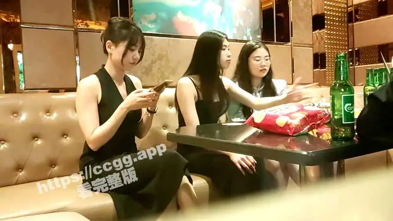夫妻交换!三对真实夫妻KTV喝酒玩游戏 酒店打牌脱衣互交换 群趴淫乱视频曝光 下次能不能带我一个 图1