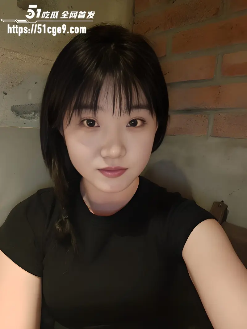 清纯黑发学妹性爱自拍 跪地深喉眼神动人 爆操打桩爽的直哼哼 图2