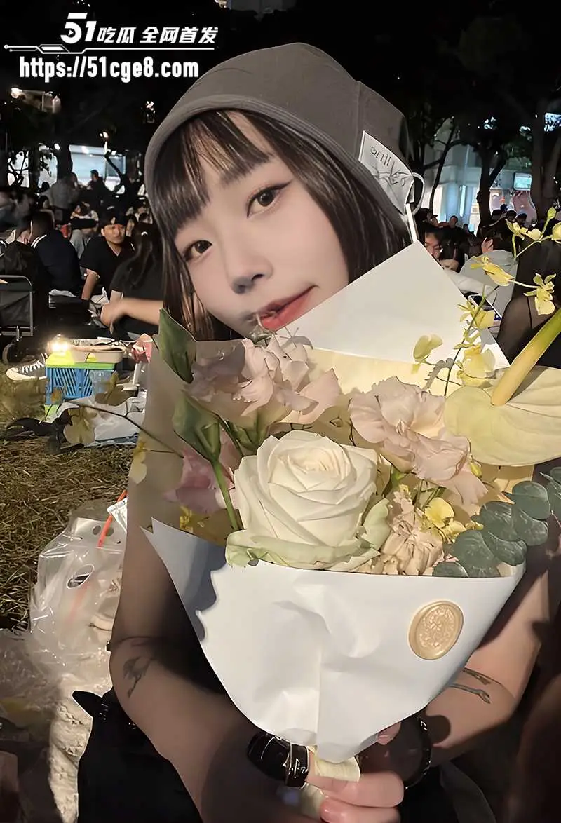 台湾中山大学学姐 雅婷 性爱私拍 白虎尤物全程露脸 跪舔骑乘大奶狂摇 图4