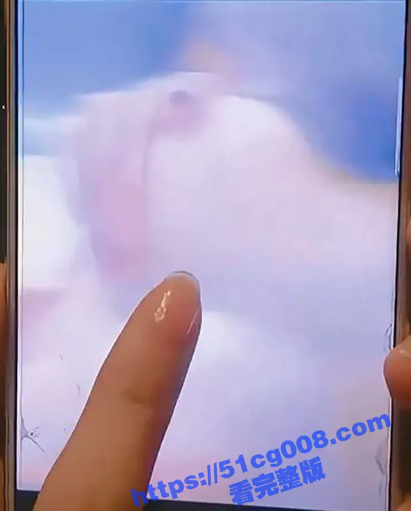 主持人马卉直播时疑现不雅照 全国少儿春晚主持人 演员马卉抖音直播翻看自己手机相册时翻车 惊现不雅照 马老师奶保真吗 图1
