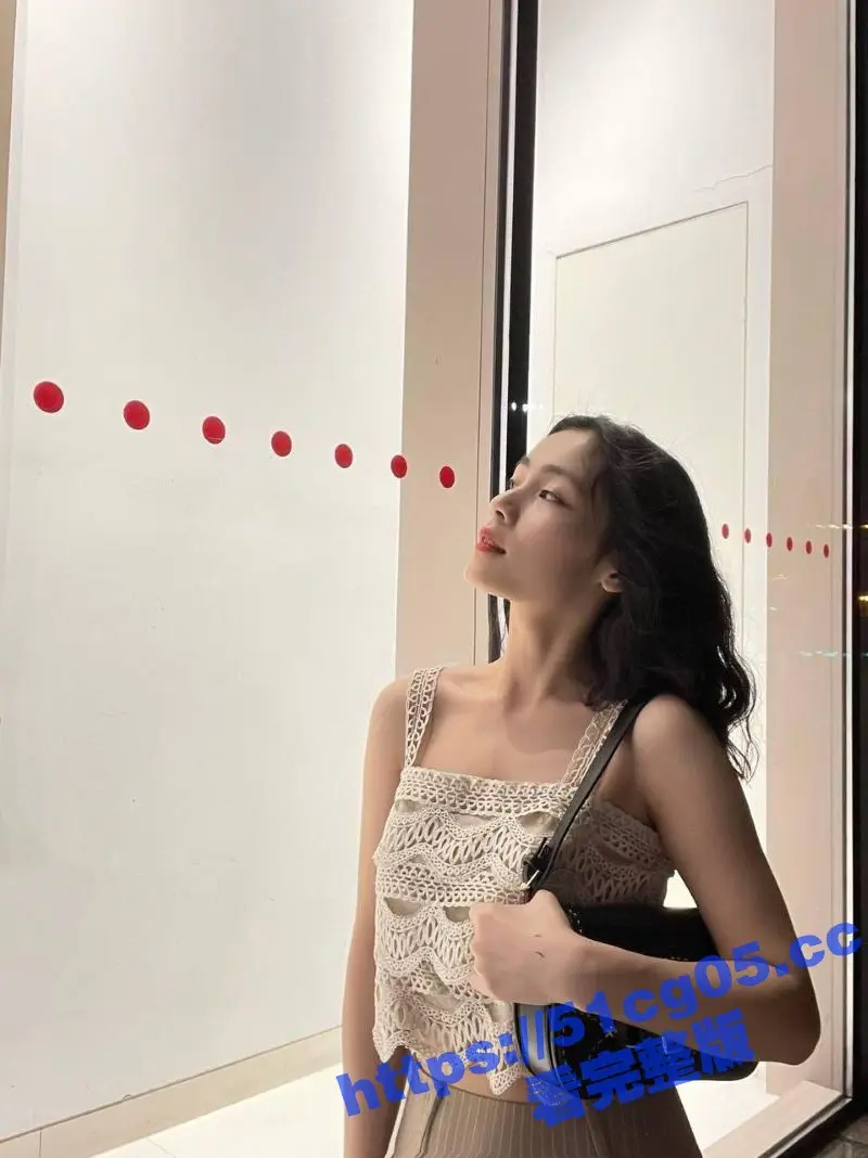 极品高颜值母狗反差婊 李彤彤 被无套狂干 白浆都被操出来了 明明很舒服却摇头喊不要呀 图1