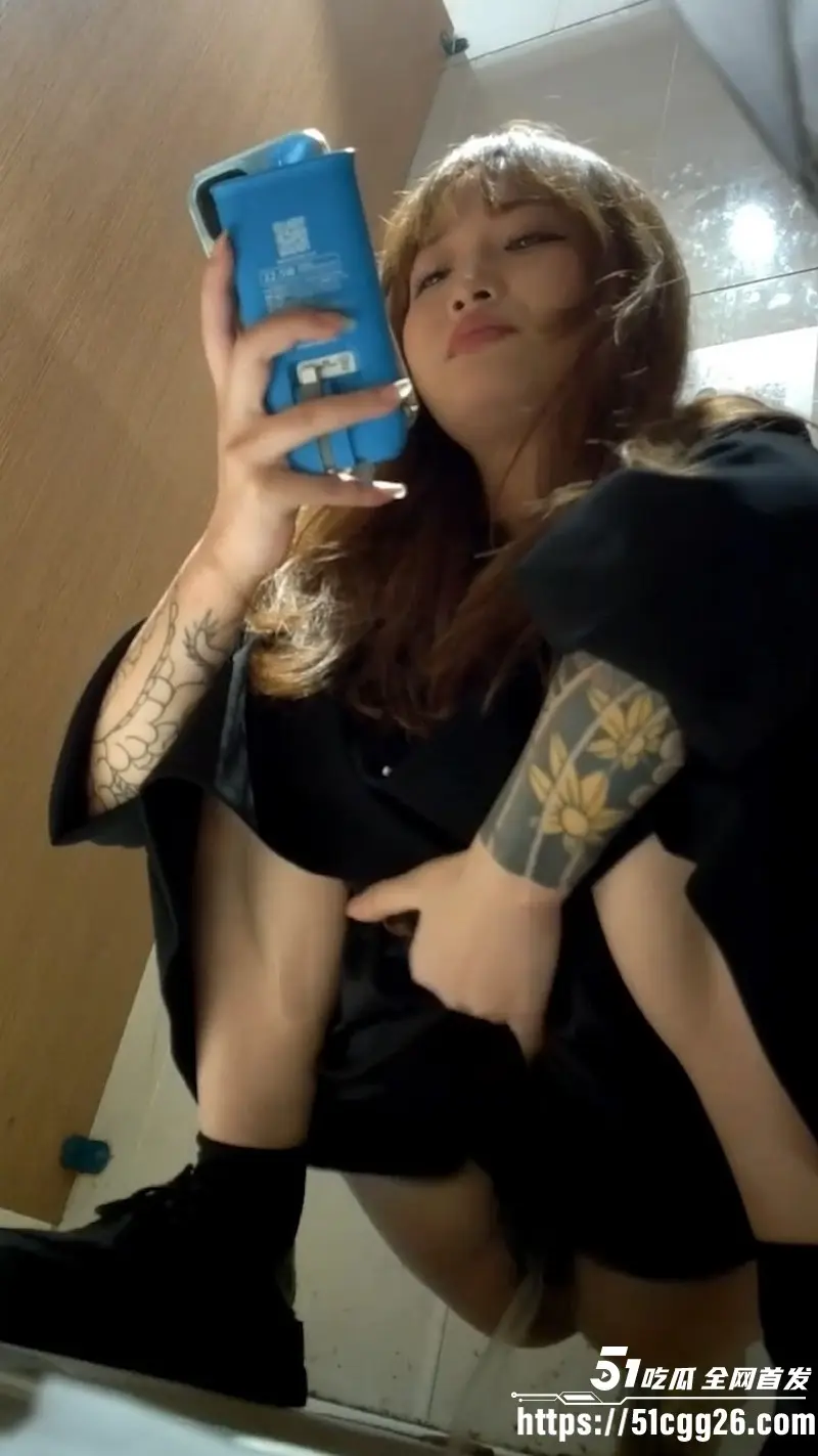 精品厕拍全景神作!酒吧女厕多位高颜值少妇黑丝姐姐正面偷拍 掀裙蹲下粉嫩私处湿痕拉丝 翘臀一线天诱惑爆表! 图1