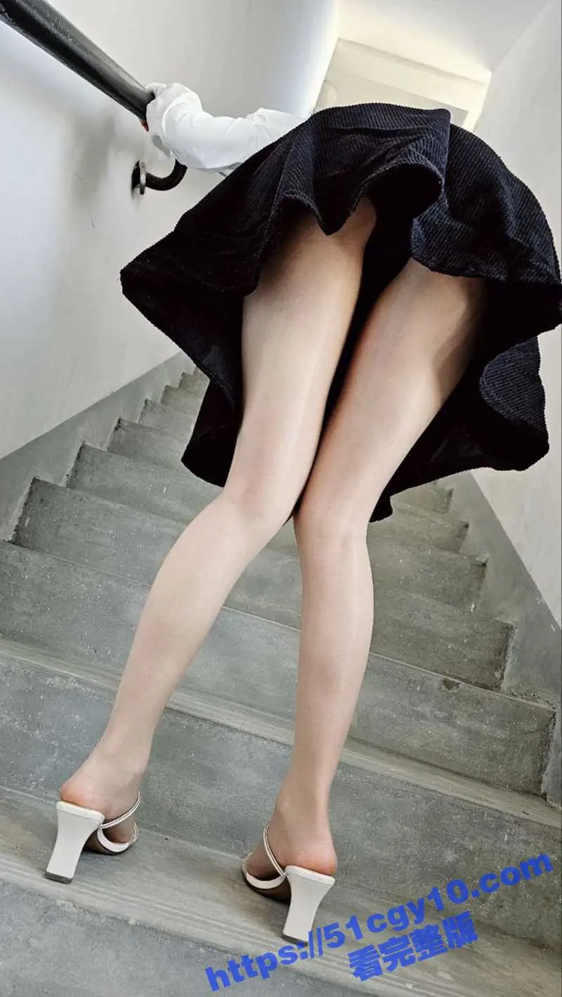 51原创狂情哥哥 性欲来袭强制扒开妹妹内裤口交足交 操的妹妹淫水直喷 射的满身都是精液 图4